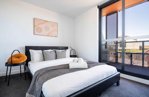 Hawthorn Apartment | Modern 2B Apartment with City Views