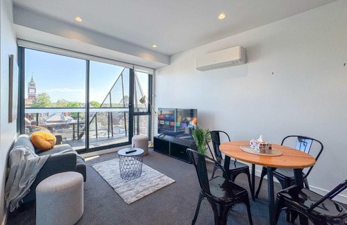 Hawthorn Apartment | Modern 2B Apartment with City Views