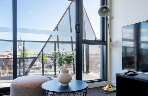 Hawthorn Apartment | Modern 2B Apartment with City Views