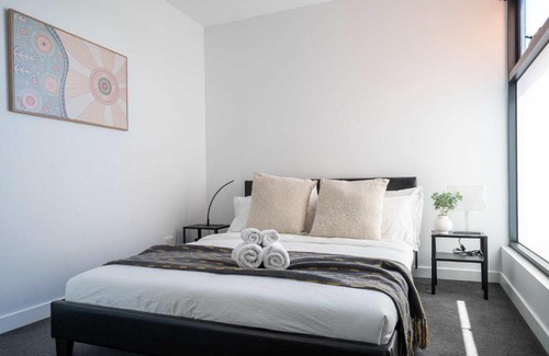Hawthorn Apartment | Modern 2B Apartment with City Views