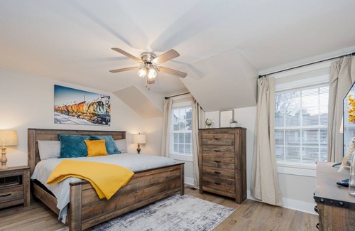 Pelham House | Modern 2B Townhome - 10 min from Oak Mtn State Park!