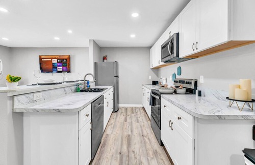 West Arlington Apartment | Modern 2BD/2BA Flat Gym & Pool | Heart of Downtown