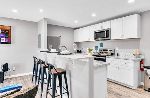 West Arlington Apartment | Modern 2BD/2BA Flat Gym & Pool | Heart of Downtown