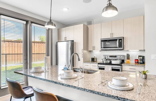 Fort Worth Apartment | Modern 2BD/2BA Flat Gym & Pool | Heart of Downtown