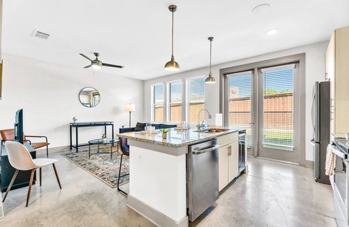 Fort Worth Apartment | Modern 2BD/2BA Flat Gym & Pool | Heart of Downtown