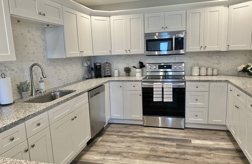 Richmond House | Modern 2bd 2ba- Near I-75, Free WiFi, No Steps