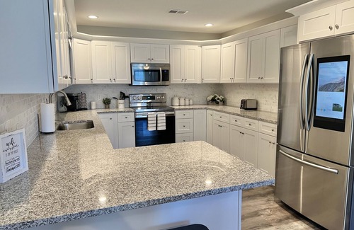 Richmond House | Modern 2bd 2ba- Near I-75, Free WiFi, No Steps