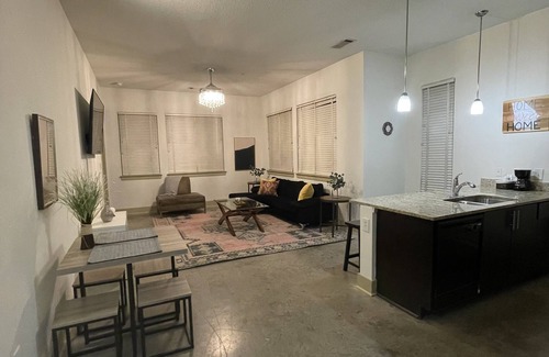 Lindridge-Martin Manor Apartment | Modern 2bd/2bath spacious Loft, in the heart of Midtown and Atlanta nightlife!