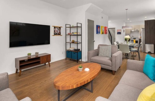 Genesee House | Modern 2BD House, West Seattle. A/C. Walk Score 95