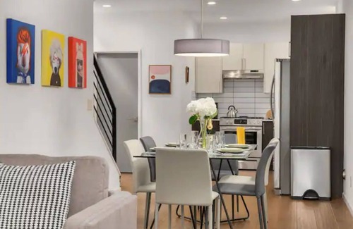 Genesee House | Modern 2BD House, West Seattle. A/C. Walk Score 95
