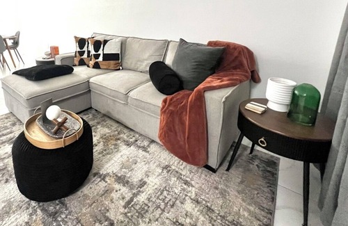 South Green House | Modern 2bd Townhouse near Downtown & Hospitals