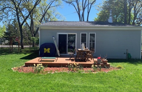 Elk Rapids House | Modern 2Bd Tri-Level Home in ER Village with Large Fenced-In Yard - Dog Friendly