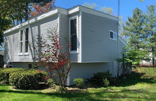 Elk Rapids House | Modern 2Bd Tri-Level Home in ER Village with Large Fenced-In Yard - Dog Friendly