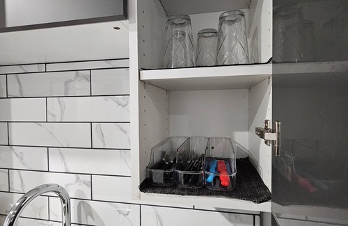 Regina House | Modern 2BDR Suite near YQR Airport Regina, Full Kitchen, Free Parking & Wi-Fi