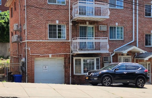 Jamaica Hills Apartment | Modern 2Bed Room Apartment Jamaica Queens NYC -5 min from Matro Train