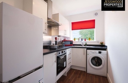 Hinckley Condo | Modern 2Bed | Town Centre | Business & Contractors