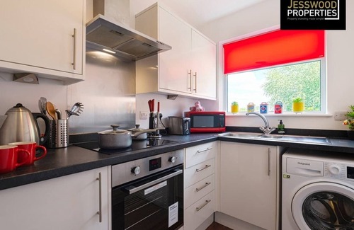 Hinckley Condo | Modern 2Bed | Town Centre | Business & Contractors