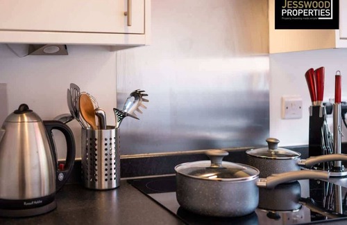Hinckley Condo | Modern 2Bed | Town Centre | Business & Contractors