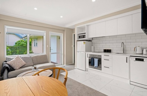 Tauranga Apartment | Modern 2bedroom apartment - central Tauranga, with a large private sunny garden.
