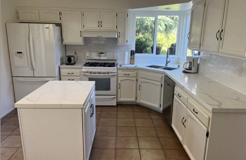 Santa Barbara House | Modern 2BR 2BA beaches, pool, UCSB