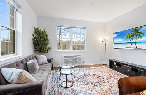 Hackensack River Waterfront Apartment | Modern 2BR 2BA Condo Sleeps 8 with Gym Laundry 20 Min to NYC