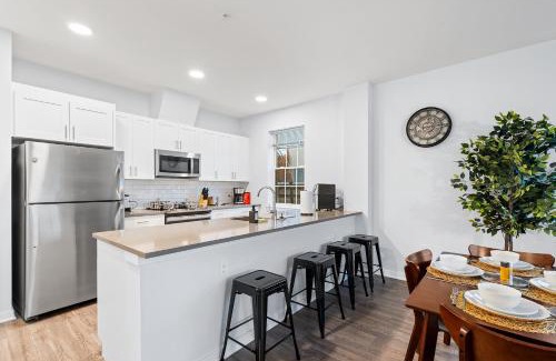 Hackensack River Waterfront Apartment | Modern 2BR 2BA Condo Sleeps 8 with Gym Laundry 20 Min to NYC