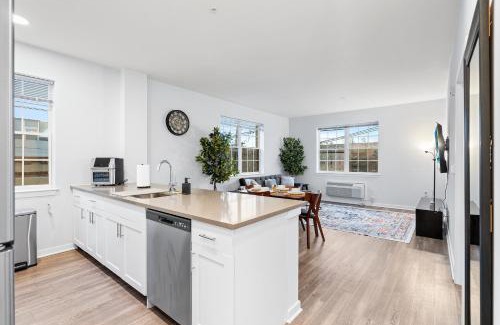 Hackensack River Waterfront Apartment | Modern 2BR 2BA Condo Sleeps 8 with Gym Laundry 20 Min to NYC