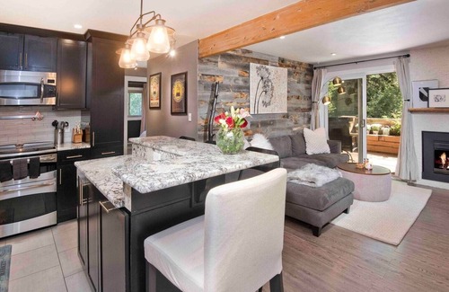 Avon Condo | Modern 2BR/2BA Riverfront Condo – Walk to Beaver Creek Shuttle, Trails & Park