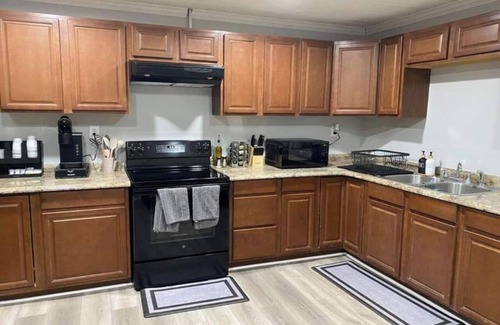 Asheboro House | Modern 2BR Aparment near NC ZOO w/Parking