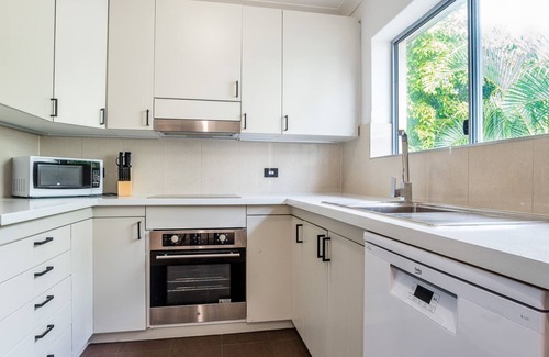 Hamilton Apartment | Modern 2BR Apartment Near Portside & Airport