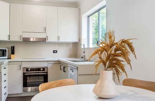 Hamilton Apartment | Modern 2BR Apartment Near Portside & Airport