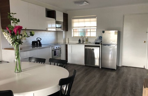 Manuka Apartment | Modern 2BR Apartment/Parking in Griffith