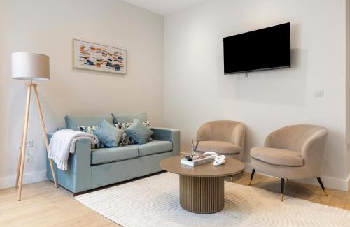 Golders Green Apartment | Modern 2BR Apartment Sleeps 6 Spacious and Bright The Pine