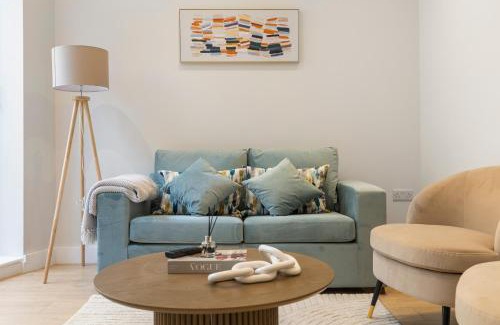 Golders Green Apartment | Modern 2BR Apartment Sleeps 6 Spacious and Bright The Pine
