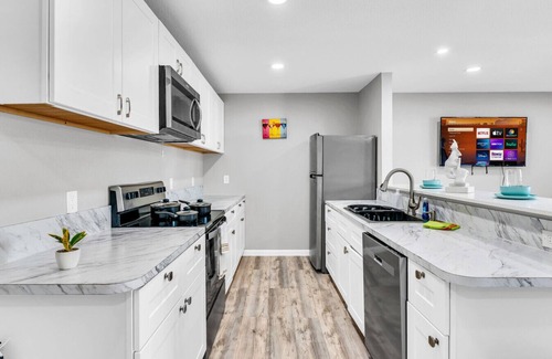 West Arlington Apartment | Modern 2BR Apartment Near Texas Live Entertainment