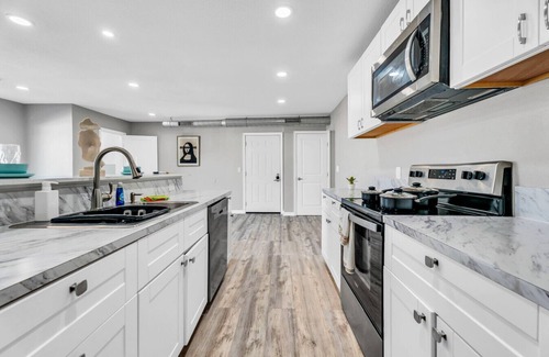 West Arlington Apartment | Modern 2BR Apartment Near Texas Live Entertainment