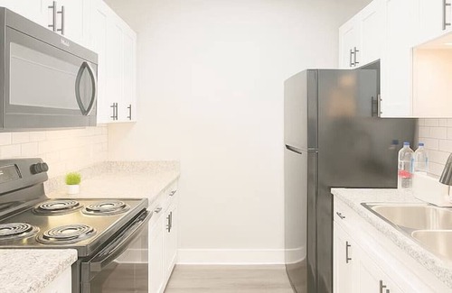 Garden Oaks Apartment | Modern 2BR Apt Pool+Gym+Free Parking Near Galleria