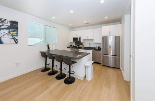 Mid City House | Modern 2BR Back House w/TVs & Full Kitchen