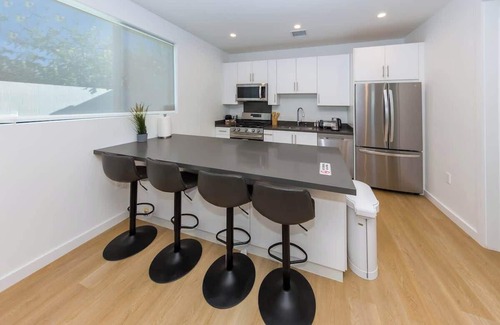 Mid City House | Modern 2BR Back House w/TVs & Full Kitchen