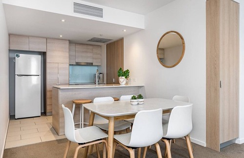 Broadbeach Condo | Modern 2BR Broadbeach - Ocean & Hinterland Views