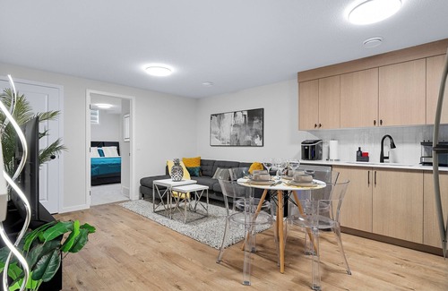 Keith House | Modern 2BR | Calgary| Near U of C, Hospitals & Banff. Family & Business Friendly