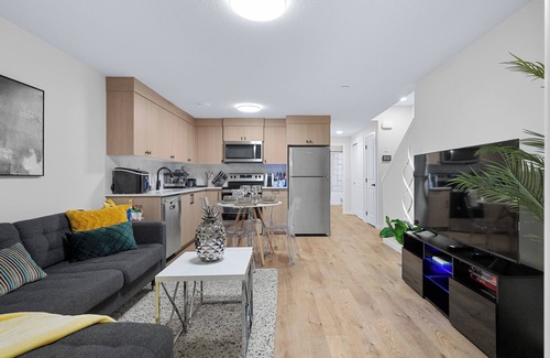 Keith House | Modern 2BR | Calgary| Near U of C, Hospitals & Banff. Family & Business Friendly