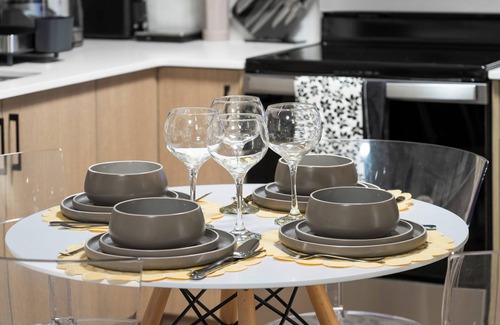 Keith House | Modern 2BR | Calgary| Near U of C, Hospitals & Banff. Family & Business Friendly