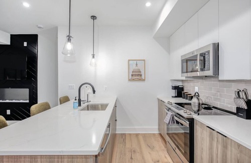 Southeast Hotel | Modern 2BR Capitol Hill Apartment - 3 Min walk to Metro!