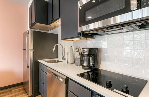 Central Business District Hotel | Modern 2BR Comfort Gem Condo with 2 Balconies