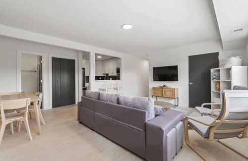Taylor Run Condo | Modern 2BR Condo in Alexandria. Serenity that You Deserve