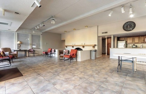 South Scottsdale Condo | Modern 2BR Condo w/Pool Access near Old Town