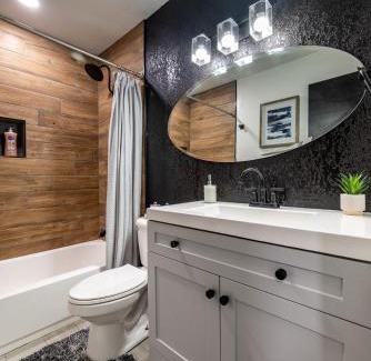 Lawsona - Fern Creek Apartment | Modern 2BR DownTown Home with King Bed, Long Stays, WiFi, Netflix