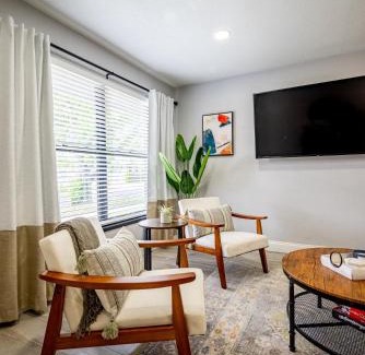 Lawsona - Fern Creek Apartment | Modern 2BR DownTown Home with King Bed, Long Stays, WiFi, Netflix