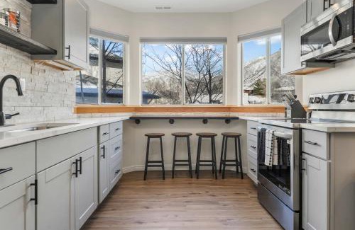 Sandy House | Modern 2br Escape Mountain View & Gully Access
